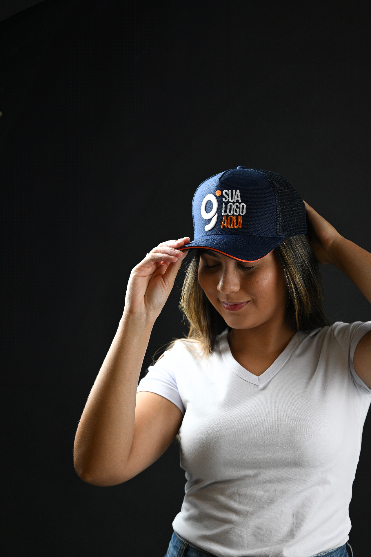 Boné trucker azul-marinho usado por modelo