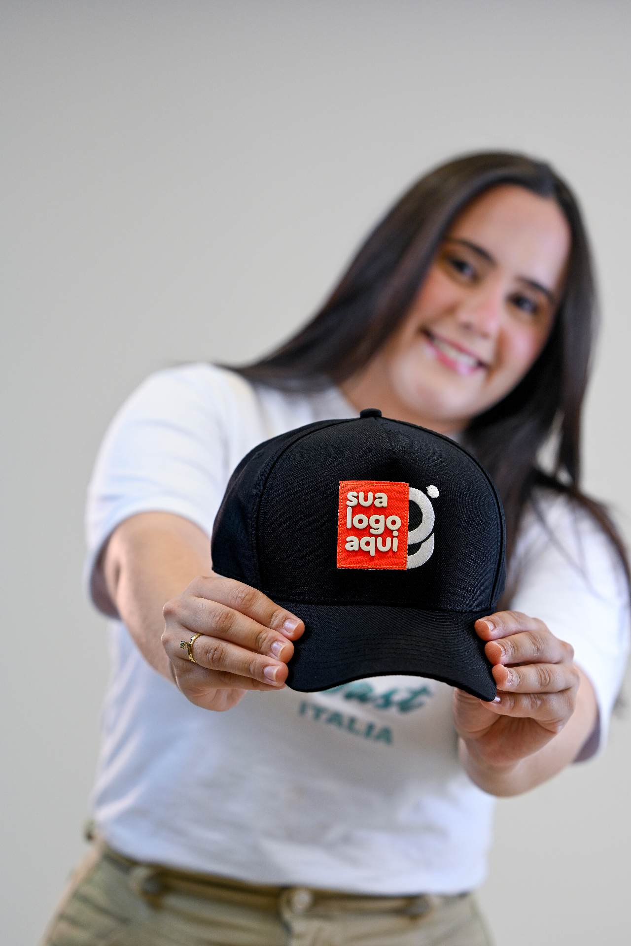 Boné preto personalizado apresentado por modelo